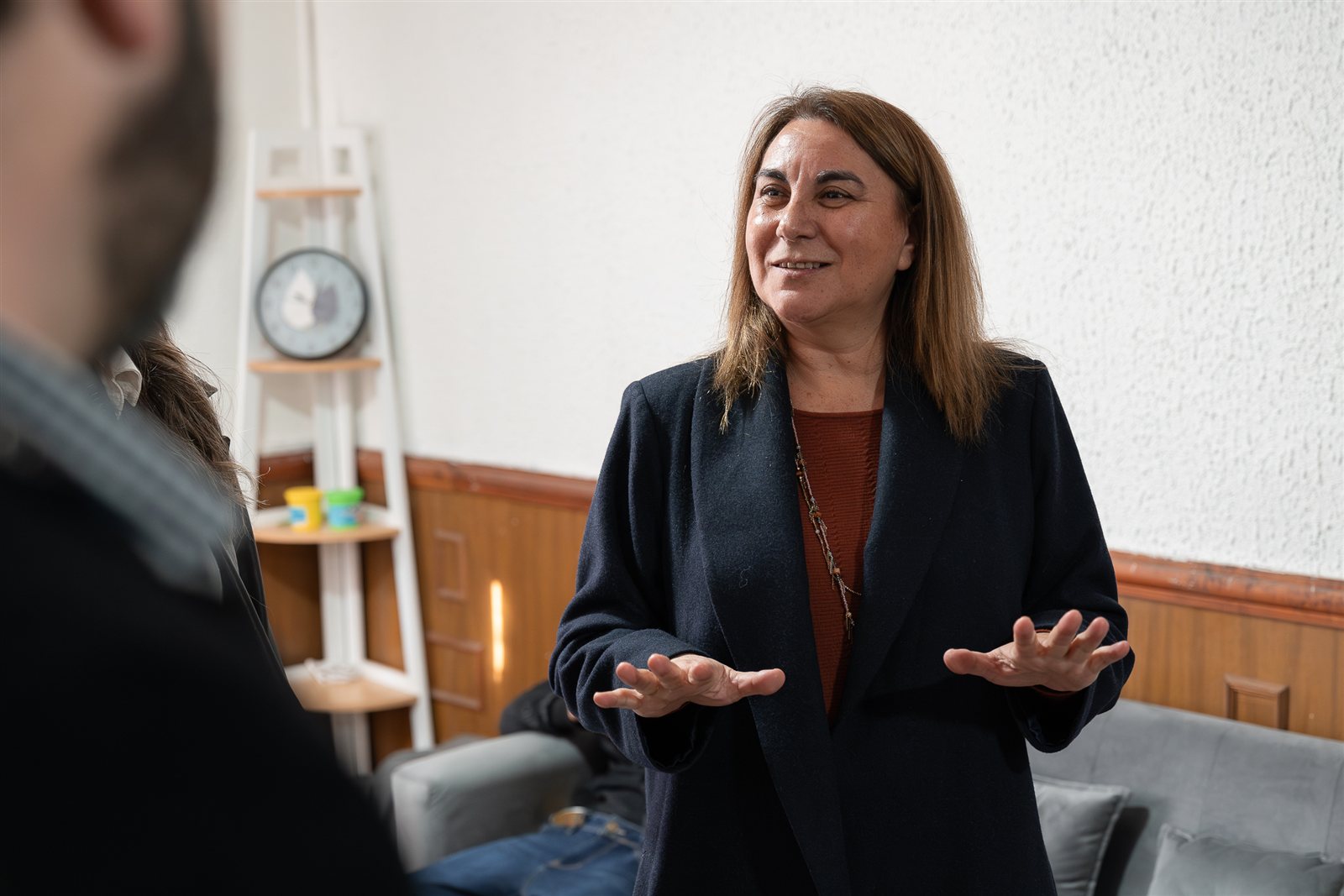 Carmen Gloria Hidalgo, Directora Ejecutiva de Fundación Creseres, conversa durante el operativo dental en Quilicura