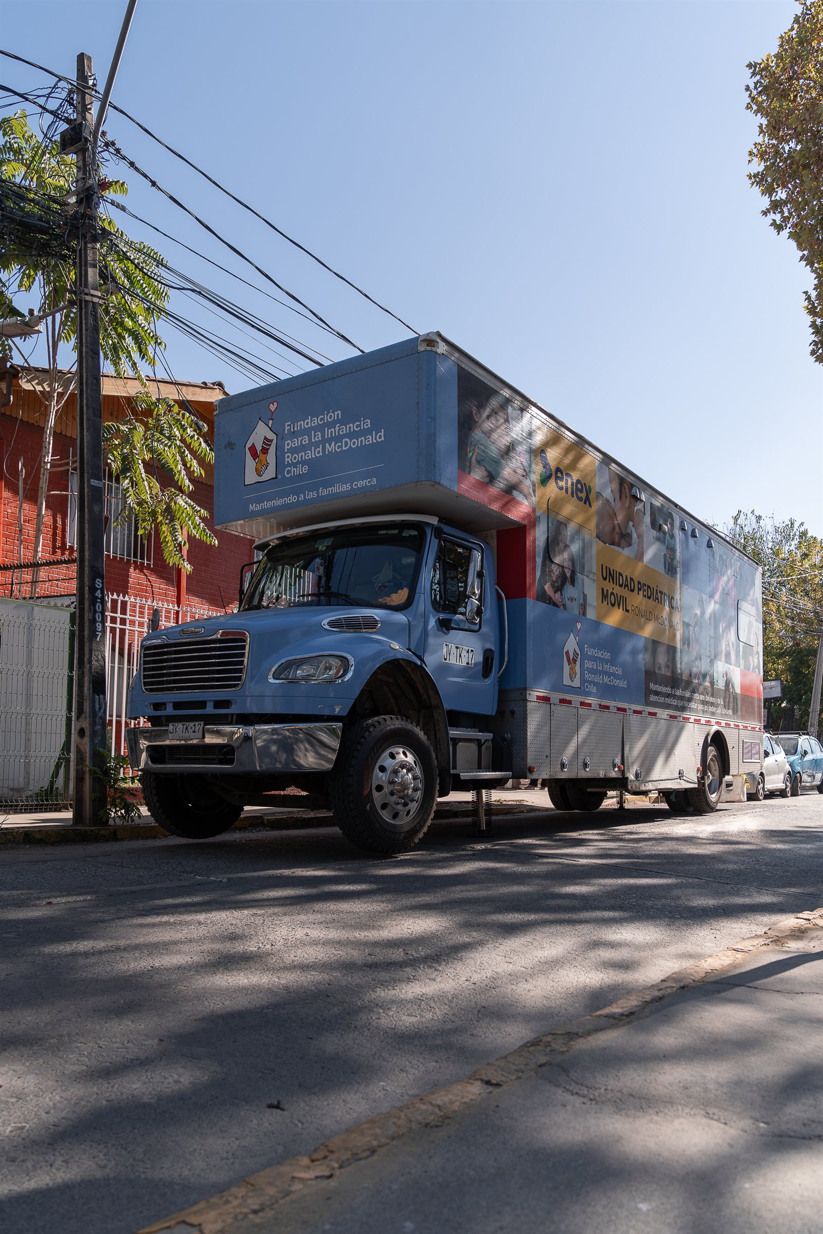 Camión de la Unidad Pediátrica Móvil de Fundación Ronald McDonald estacionado en una calle de Quilicura, donde se realizó el operativo dental