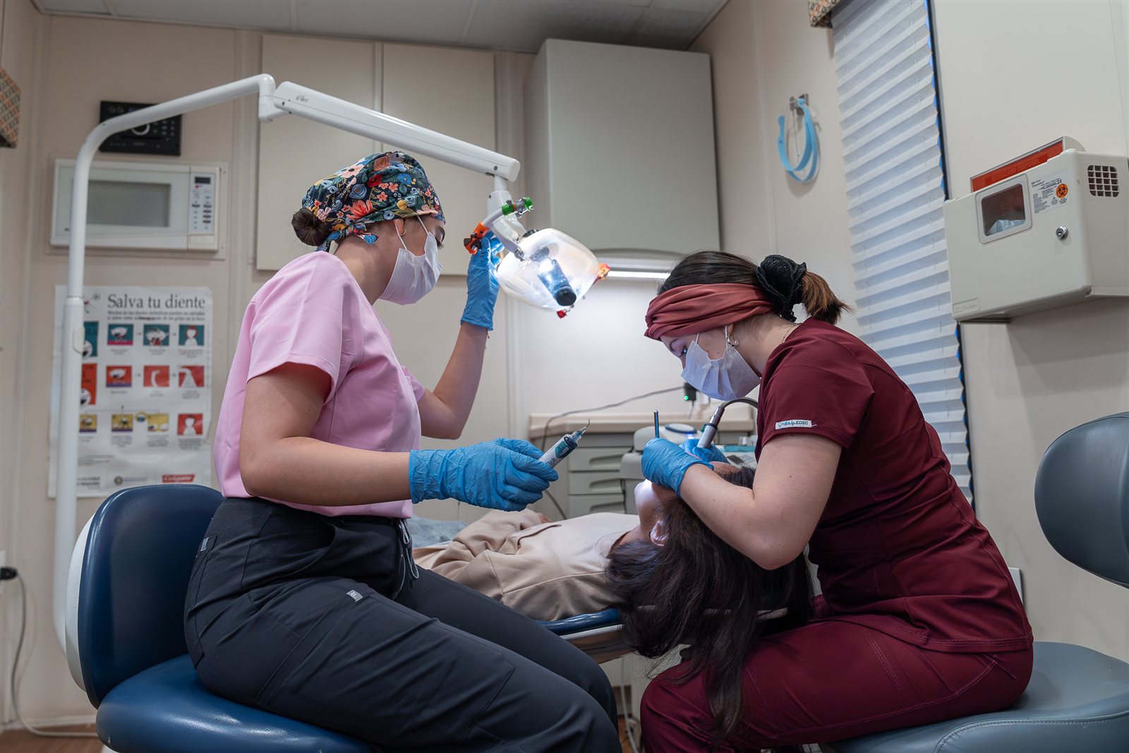 Profesionales del operativo dental atienden a una persona dentro del camión Unidad Pediátrica Móvil en Quilicura