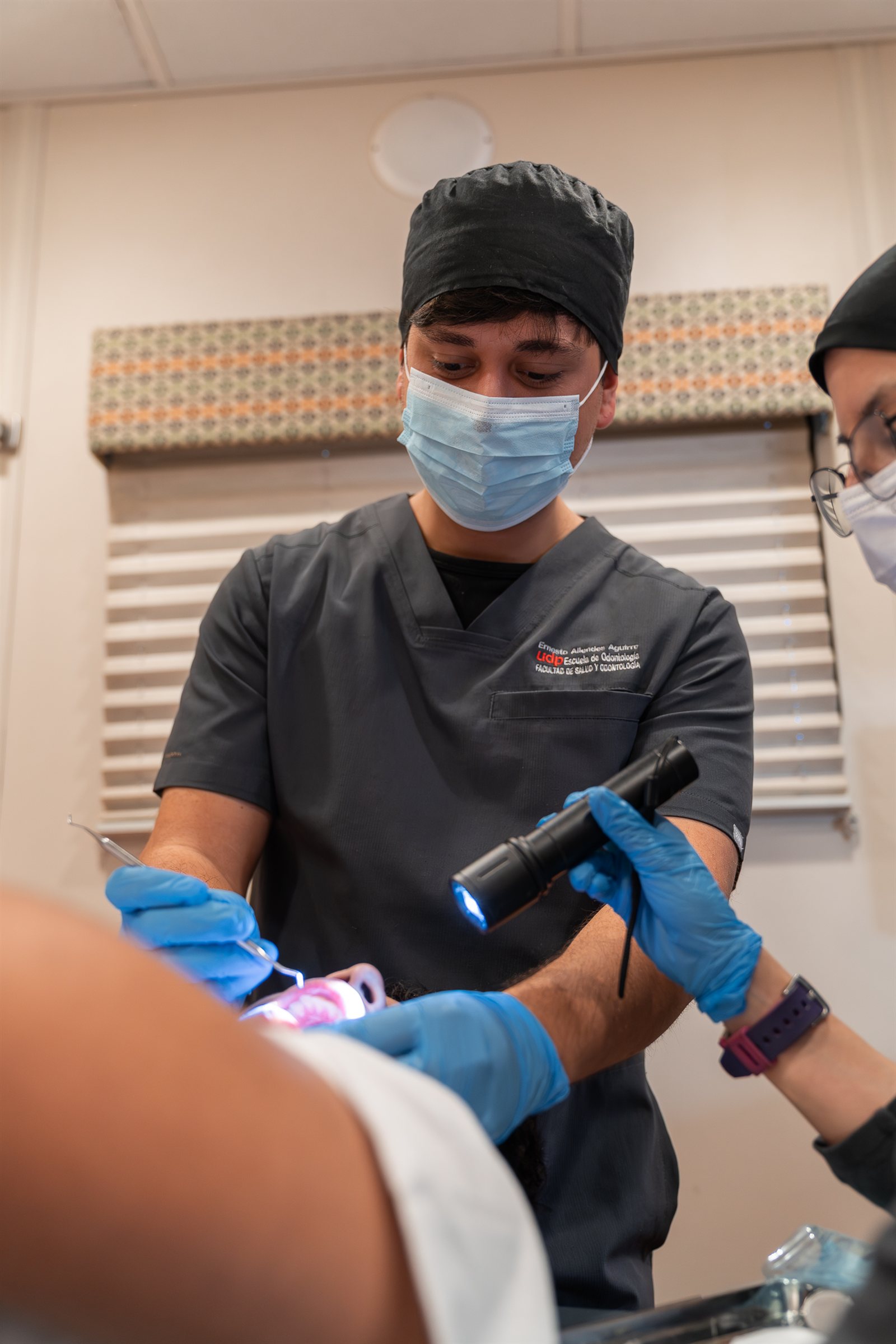 Estudiante de la Escuela de Odontología de la Universidad Diego Portales realiza una atención dental durante el operativo en Quilicura
