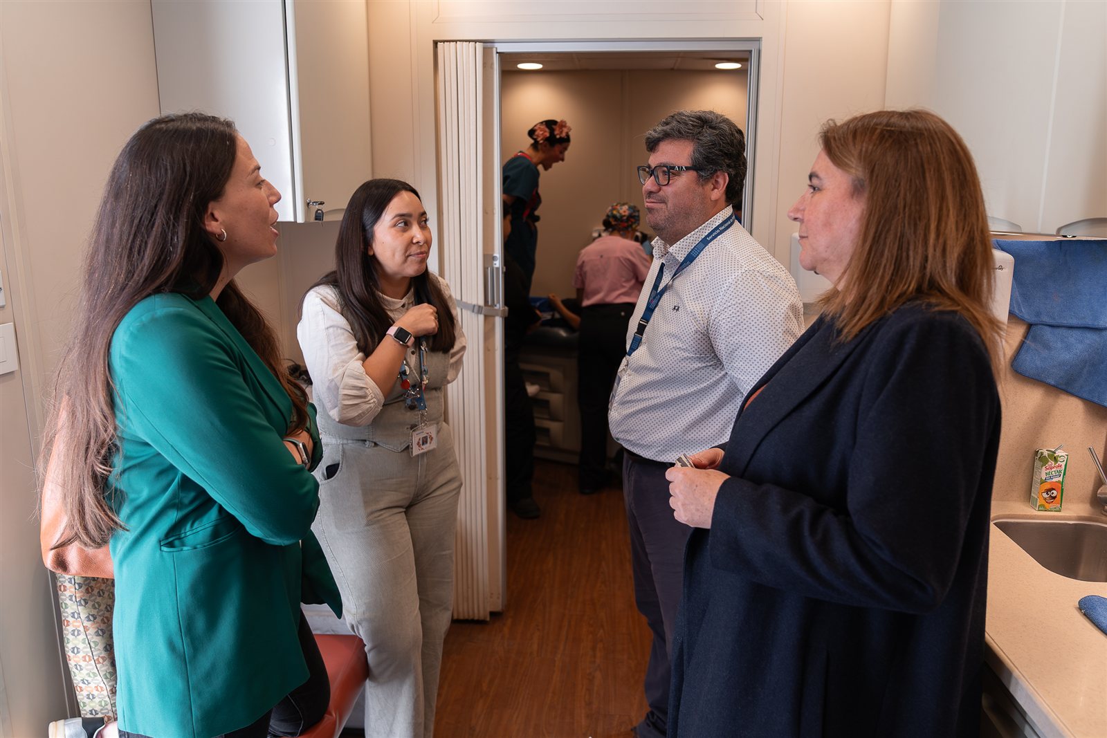Carmen Gloria Hidalgo y Rosario Lavandero junto a autoridades locales en el interior del camión Unidad Pediátrica Móvil, mientras el equipo dental atiende al fondo