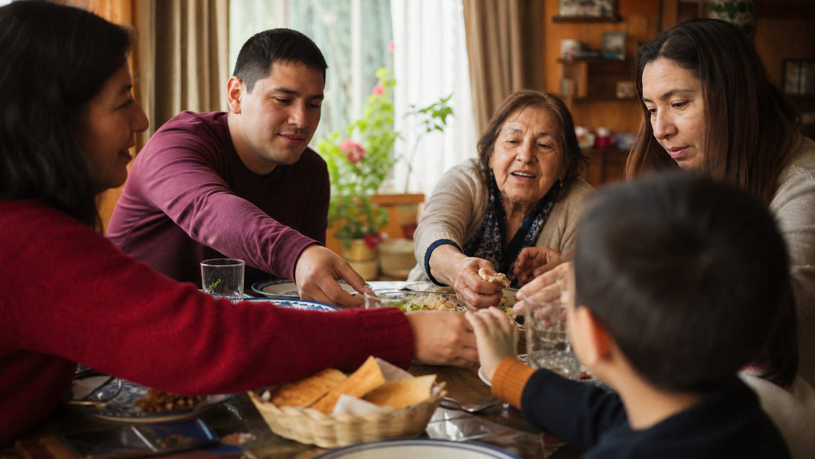 Familia reunida en un hogar chileno en torno al cuidado cotidiano