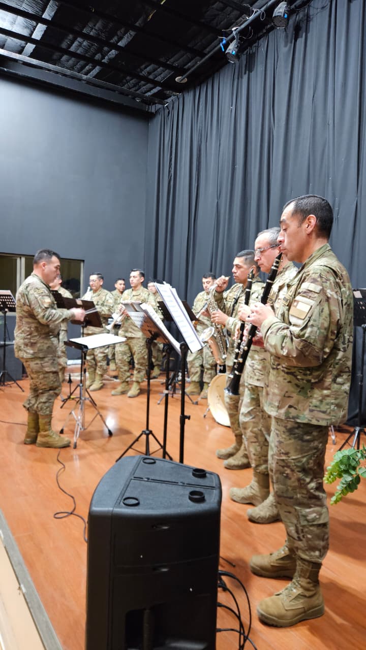 Banda Instrumental de la V División de Ejército durante encuentro comunitario en Punta Arenas