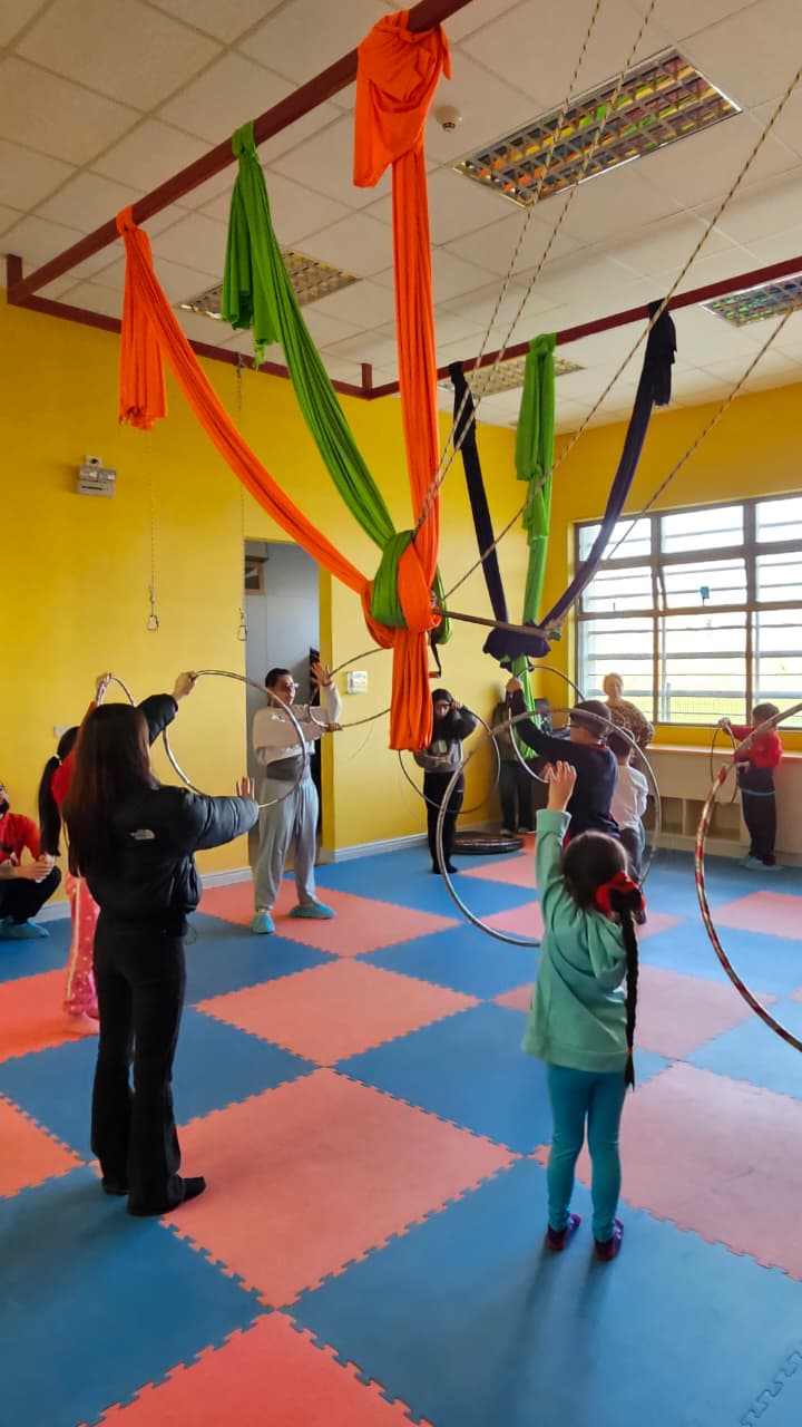 Familias participando en actividad recreativa en CIJUM JUNJI Punta Arenas
