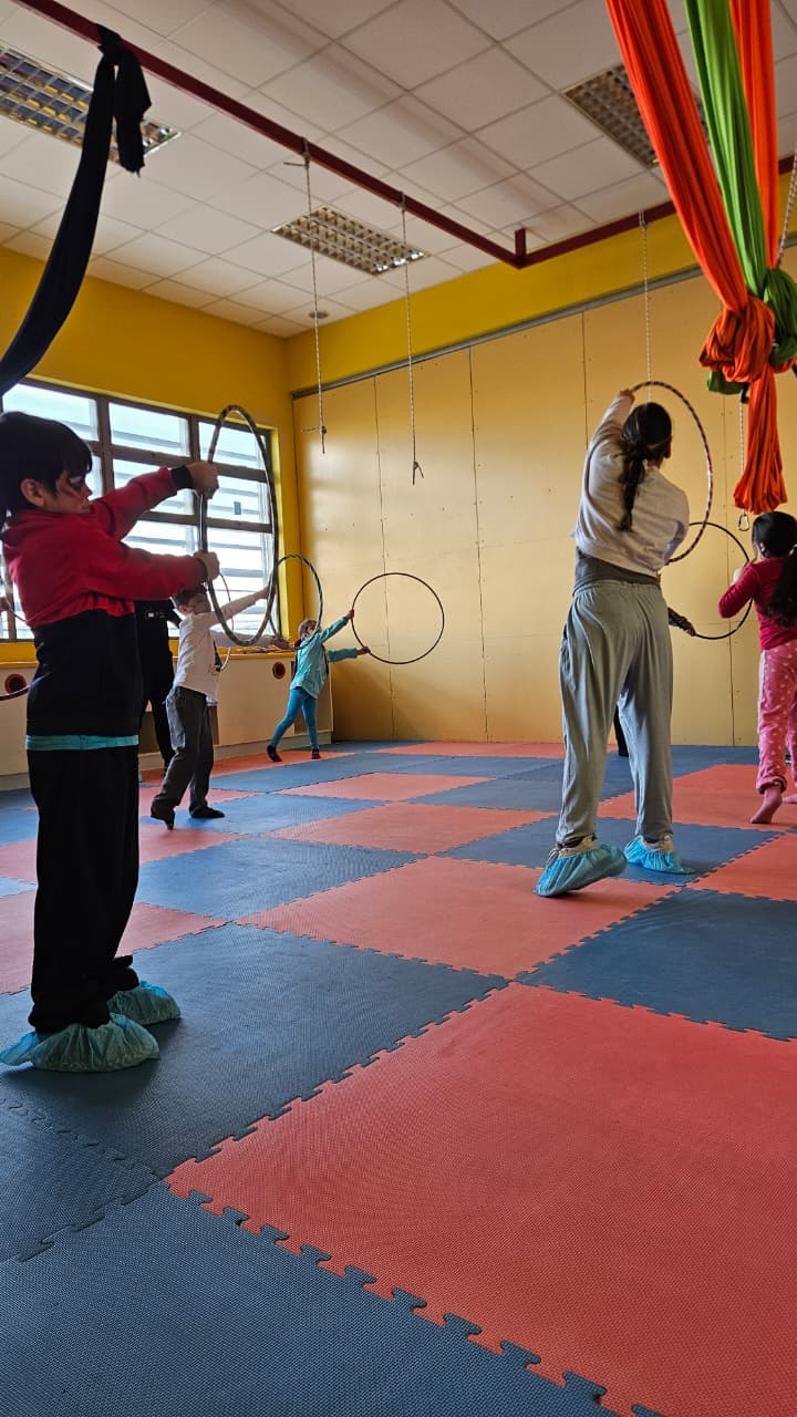 Taller recreativo con aros durante encuentro Familias que Abrigan