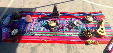 Mesa ceremonial andina preparada para una conmemoración del Willka Kuti