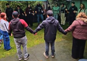 Participantes forman un círculo durante un encuentro comunitario de Wiñol Tripantu