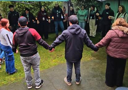 Participantes forman un círculo durante un encuentro comunitario de Wiñol Tripantu