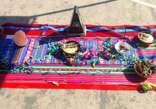 Mesa ceremonial andina preparada para una conmemoración del Willka Kuti