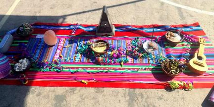 Mesa ceremonial andina preparada para una conmemoración del Willka Kuti