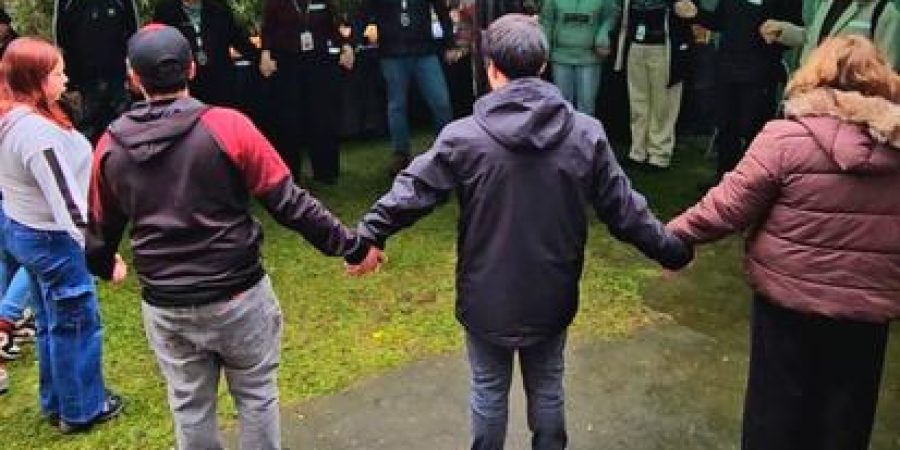 Participantes forman un círculo durante un encuentro comunitario de Wiñol Tripantu