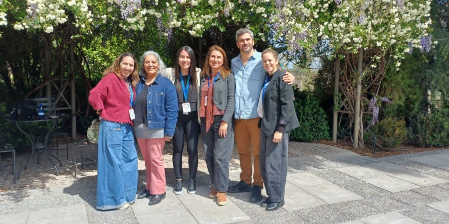 Seis participantes posan juntos en el jardín durante el V Congreso de Niñez, Educación y Salud Mental.