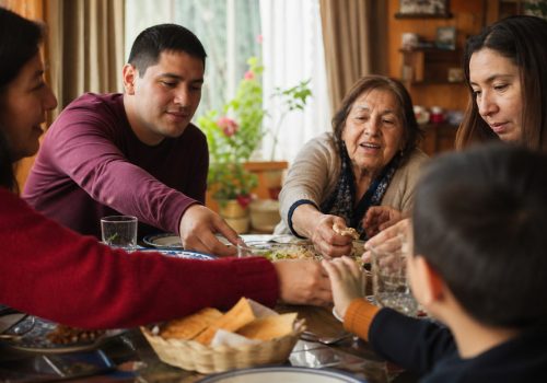 Familia reunida en un hogar chileno en torno al cuidado cotidiano