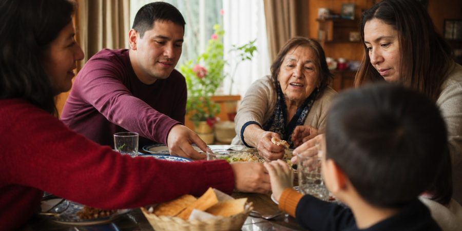 Familia reunida en un hogar chileno en torno al cuidado cotidiano